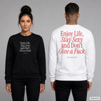 Enjoy life, stay sexy and don’t give a fuck – Pullover unisex mit Frontprint (Frau, Schwarz) und Backprint (Mann, Weiß)