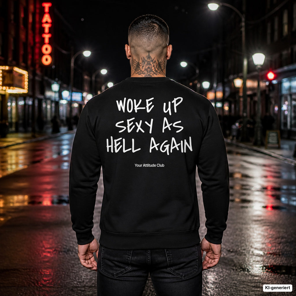 Woke up sexy as hell again – schwarzer Pullover mit weißem Backprint, Herren in der Stadt bei Nacht