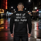 Woke up sexy as hell again – schwarzer Pullover mit weißem Backprint, Herren in der Stadt bei Nacht