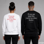 If you can read this, you’re too close, fucker – Pullover mit Backprint, Frau in Weiß mit rotem und Mann in Schwarz mit weißem Aufdruck