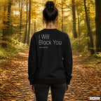 I will block you – schwarzer Pullover mit weißem Backprint, Damen beim Herbstspaziergang