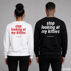 Stop looking at my kitties – Pullover mit Backprint, Frau in Weiß mit rotem und Mann in Schwarz mit weißem Aufdruck