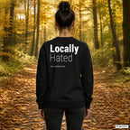 Locally hated – schwarzer Pullover mit weißem Backprint, Damen beim Herbstspaziergang