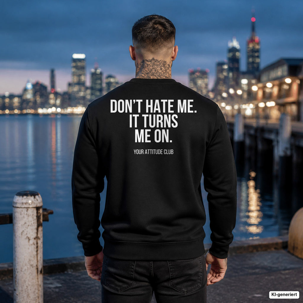 Don’t hate me it turns me on – schwarzer Pullover mit weißem Backprint, Herren am Hafen
