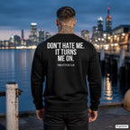 Don’t hate me it turns me on – schwarzer Pullover mit weißem Backprint, Herren am Hafen