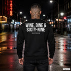 WINE, DINE & SIXTY-NINE – schwarzer Pullover mit weißem Backprint, Herren in der Stadt bei Nacht