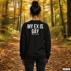My ex is gay – schwarzer Pullover mit weißem Backprint, Damen beim Herbstspaziergang