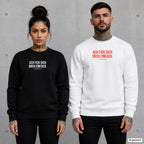 Ach fick dich doch einfach – Pullover mit Frontprint, Frau in Schwarz und Mann in Weiß vor Betonwand