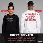 On Sundays we smoke weed in our pajamas – Pullover wahlweise mit Frontprint oder Backprint – Frau vorne in Schwarz, Mann hinten in Weiß