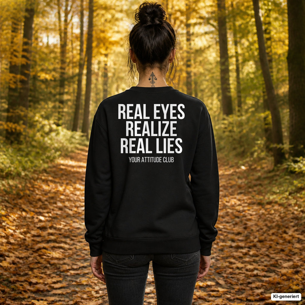 Real eyes realize real lies – schwarzer Pullover mit weißem Backprint, Damen beim Herbstspaziergang