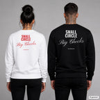 Small circle, big checks – Pullover mit Backprint, Frau in Weiß mit rotem und Mann in Schwarz mit weißem Aufdruck