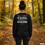 All I want is illegal, expensive or blonde – schwarzer Pullover mit weißem Backprint, Damen beim Herbstspaziergang
