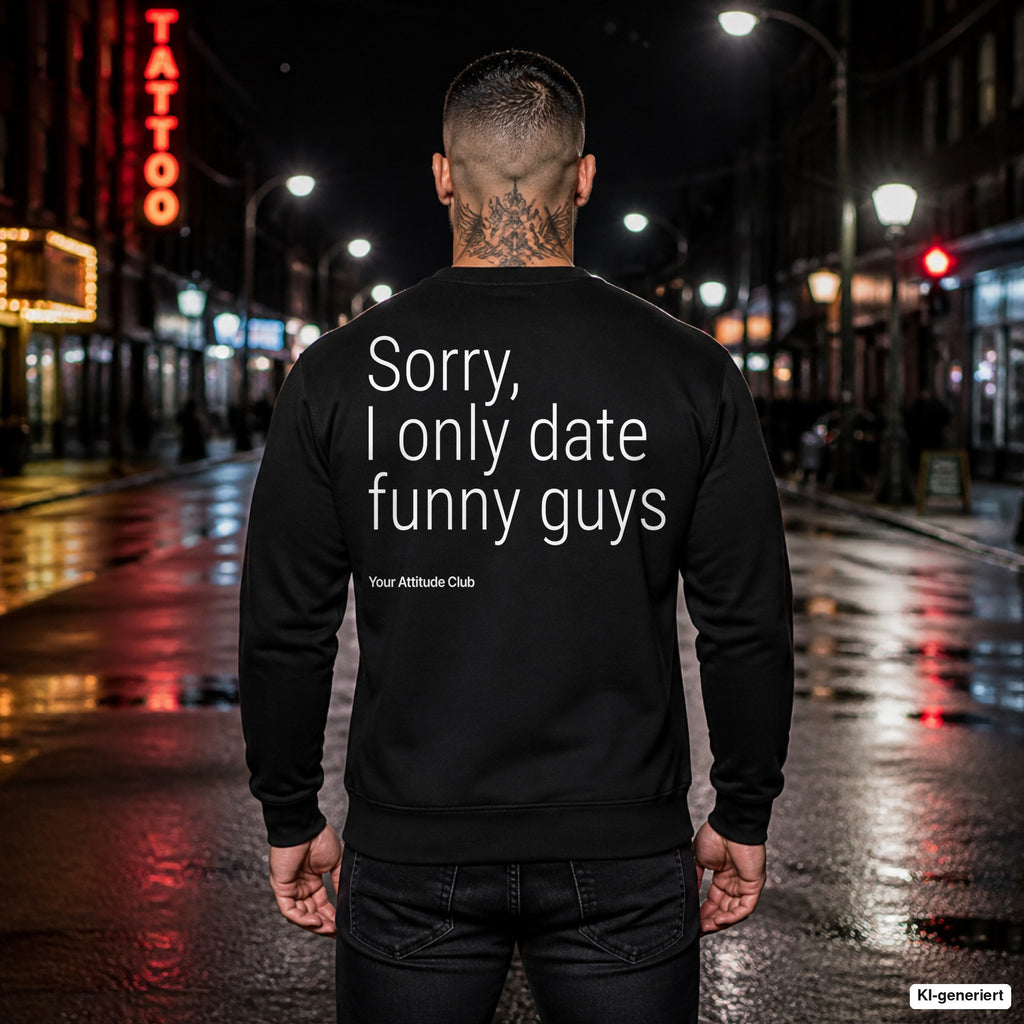 Sorry, I only date funny guys – schwarzer Pullover mit weißem Backprint, Herren in der Stadt bei Nacht