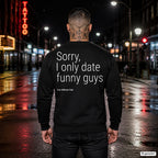 Sorry, I only date funny guys – schwarzer Pullover mit weißem Backprint, Herren in der Stadt bei Nacht
