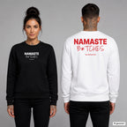 Namaste b*tches – Pullover unisex mit Frontprint (Frau, Schwarz) und Backprint (Mann, Weiß)