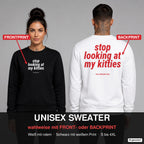 Stop looking at my kitties – Pullover wahlweise mit Frontprint oder Backprint – Frau vorne in Schwarz, Mann hinten in Weiß