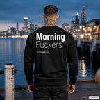 Morning fuckers – schwarzer Pullover mit weißem Backprint, Herren am Hafen