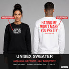 Hating me won’t make you pretty – Pullover wahlweise mit Frontprint oder Backprint – Frau vorne in Schwarz, Mann hinten in Weiß