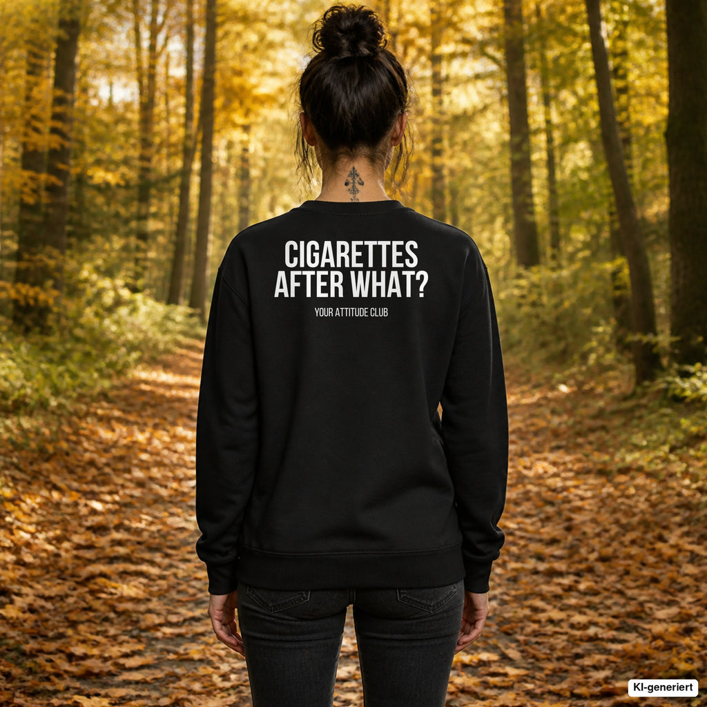 CIGARETTES AFTER WHAT? – schwarzer Pullover mit weißem Backprint, Damen beim Herbstspaziergang