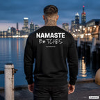 Namaste b*tches – schwarzer Pullover mit weißem Backprint, Herren am Hafen