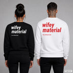 Wifey material – Pullover mit Backprint, Frau in Schwarz und Mann in Weiß