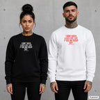 I don’t need a sex life. life f*cks me every day – Pullover mit Frontprint, Frau in Schwarz und Mann in Weiß vor Betonwand