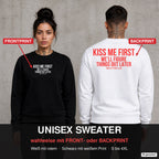 Kiss me first we’ll figure things out later – Pullover wahlweise mit Front- oder Backprint, Paar vor Betonwand