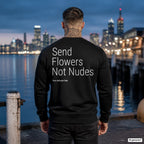 Send flowers, not nudes – schwarzer Pullover mit weißem Backprint, Herren am Hafen