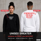 Zu wenig Kaffee für so viel Bullshit – Pullover wahlweise mit Front- oder Backprint, Paar vor Betonwand