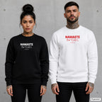 Namaste b*tches – Pullover mit Frontprint, Frau in Schwarz und Mann in Weiß vor Betonwand