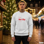 I’m not shy – weißer Pullover mit rotem Frontprint, Herren auf dem Weihnachtsmarkt
