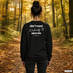 Don’t need nobody to save me – schwarzer Pullover mit weißem Backprint, Damen beim Herbstspaziergang