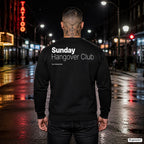Sunday hangover club – schwarzer Pullover mit weißem Backprint, Herren in der Stadt bei Nacht
