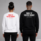 Smile if you’re horny – Pullover mit Backprint, Frau in Weiß mit rotem und Mann in Schwarz mit weißem Aufdruck