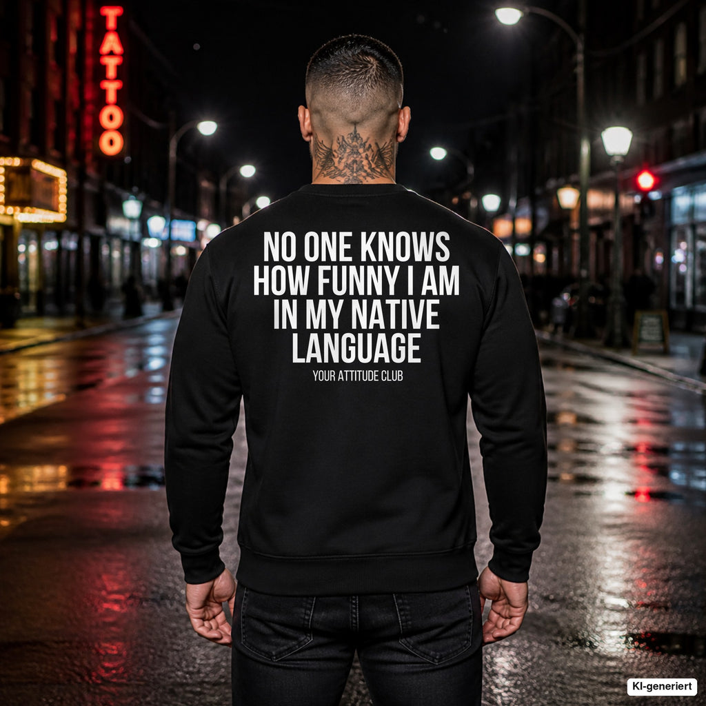 No one knows how funny I am in my native language – schwarzer Pullover mit weißem Backprint, Herren in der Stadt bei Nacht
