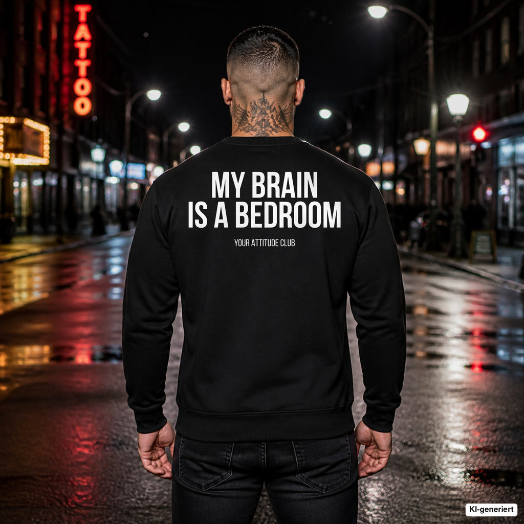 My brain is a bedroom – schwarzer Pullover mit weißem Backprint, Herren in der Stadt bei Nacht