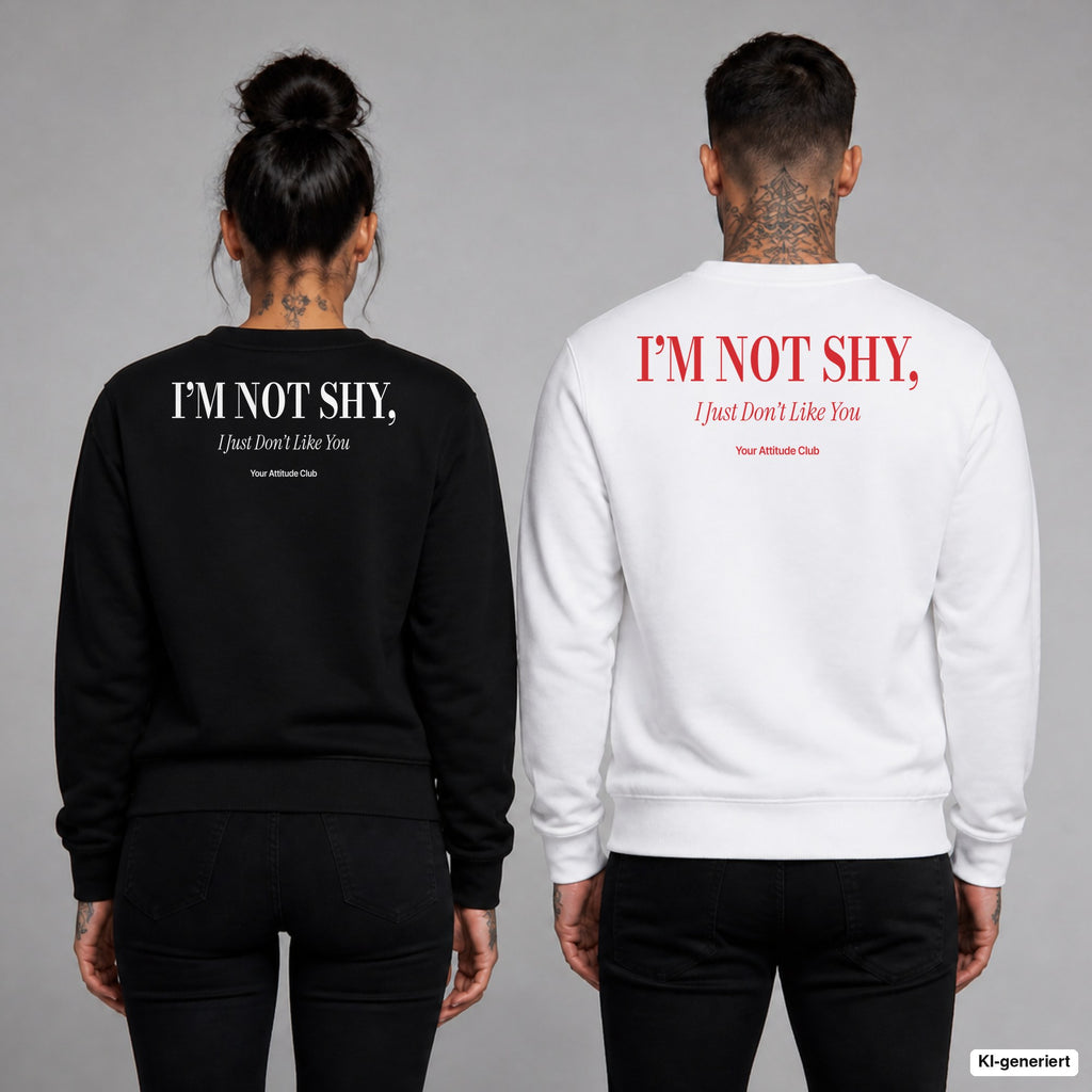 I’m not shy, I just don’t like you – Pullover mit Backprint, Frau in Schwarz und Mann in Weiß