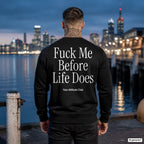 Fuck me before life does – schwarzer Pullover mit weißem Backprint, Herren am Hafen