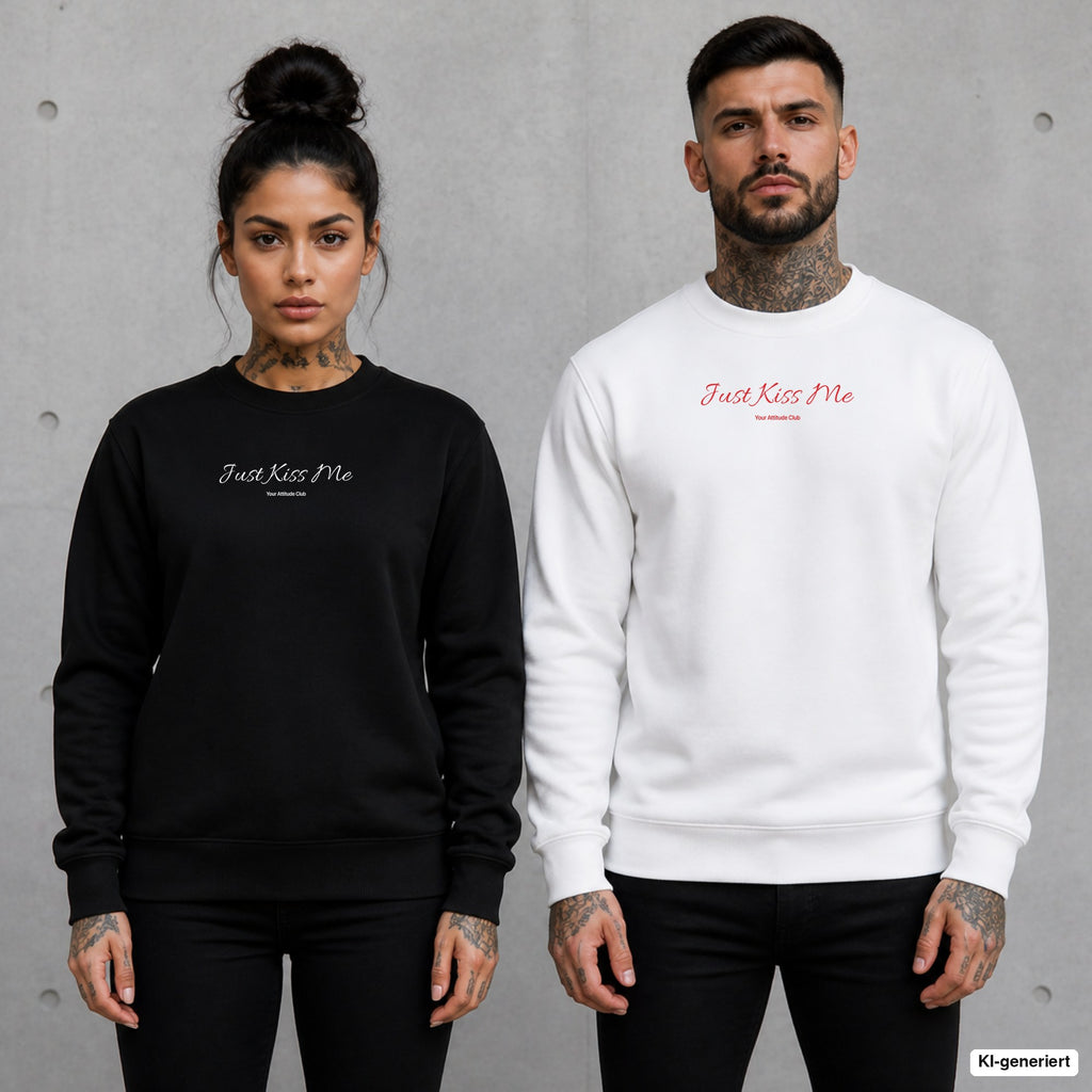 Just kiss me – Pullover mit Frontprint, Frau in Schwarz und Mann in Weiß vor Betonwand