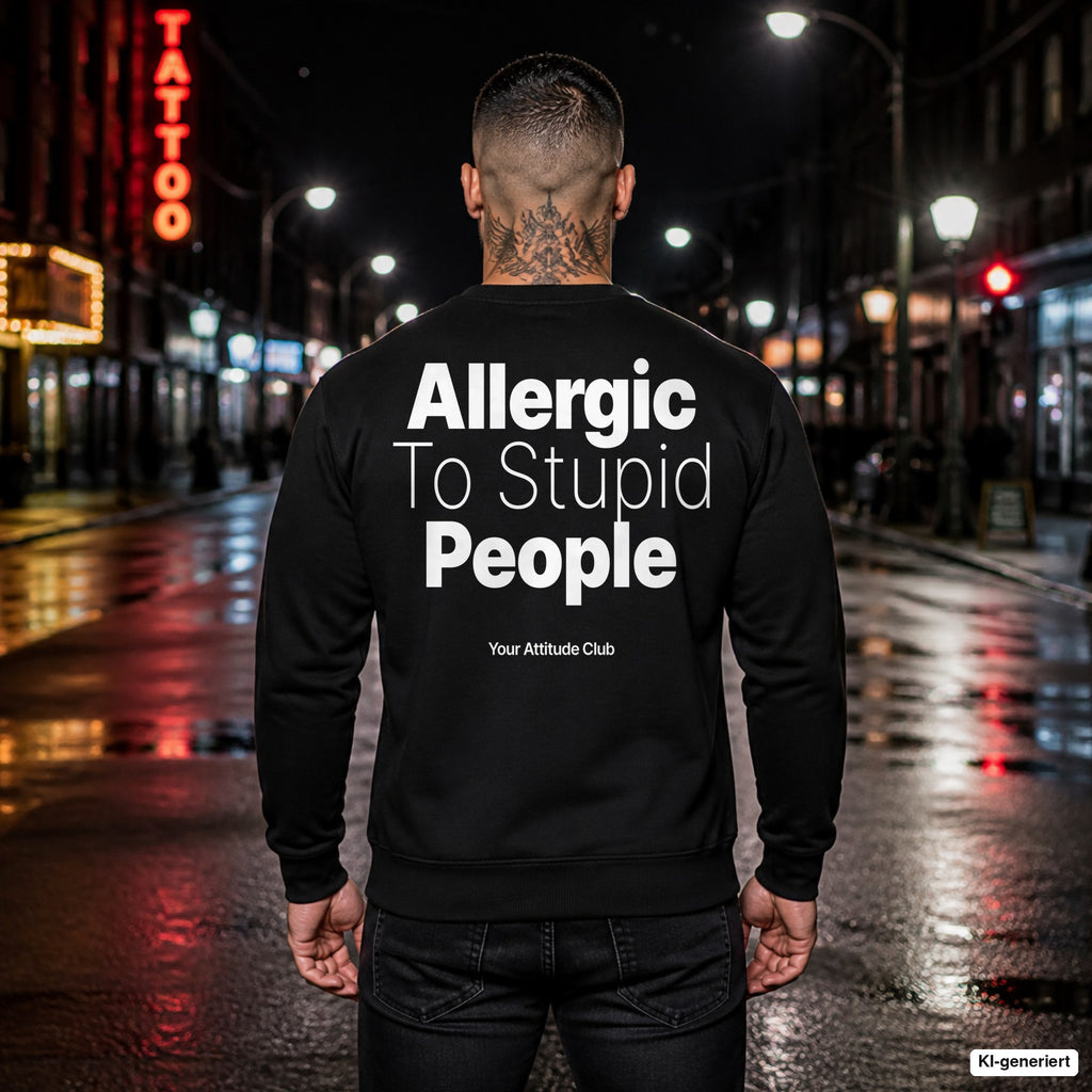 Allergic to stupid people – schwarzer Pullover mit weißem Backprint, Herren in der Stadt bei Nacht