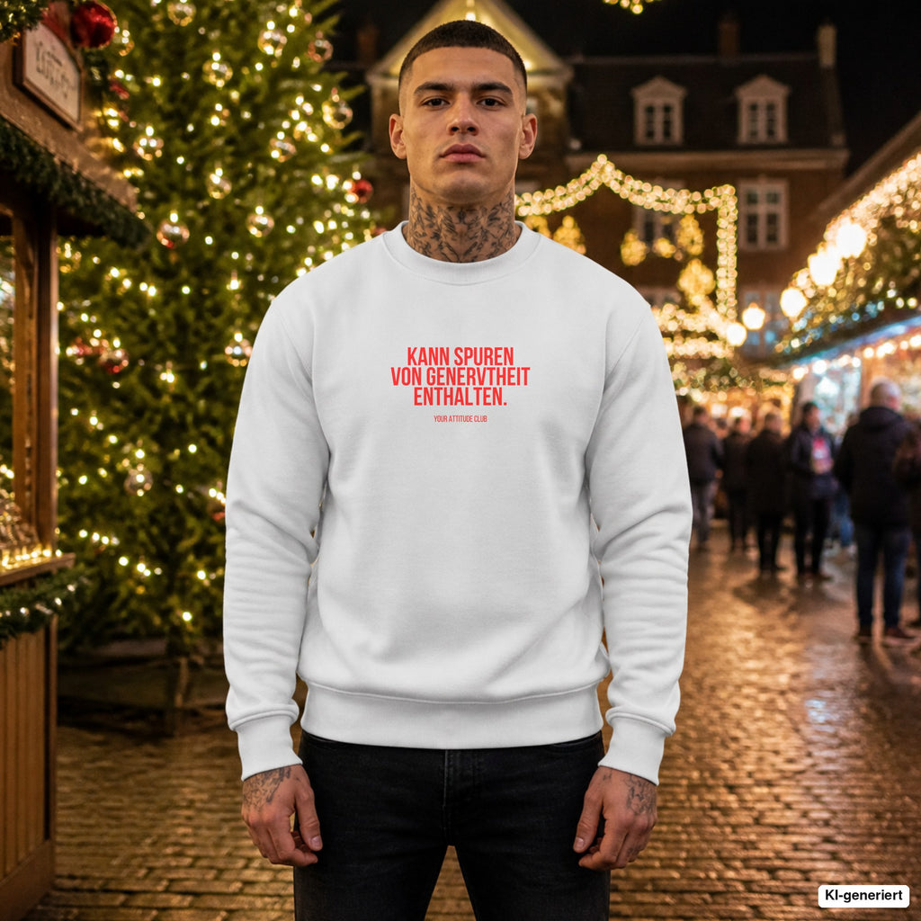 Kann Spuren von Genervtheit enthalten – weißer Pullover mit rotem Frontprint, Herren auf dem Weihnachtsmarkt