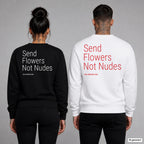 Send flowers, not nudes – Pullover mit Backprint, Frau in Schwarz und Mann in Weiß