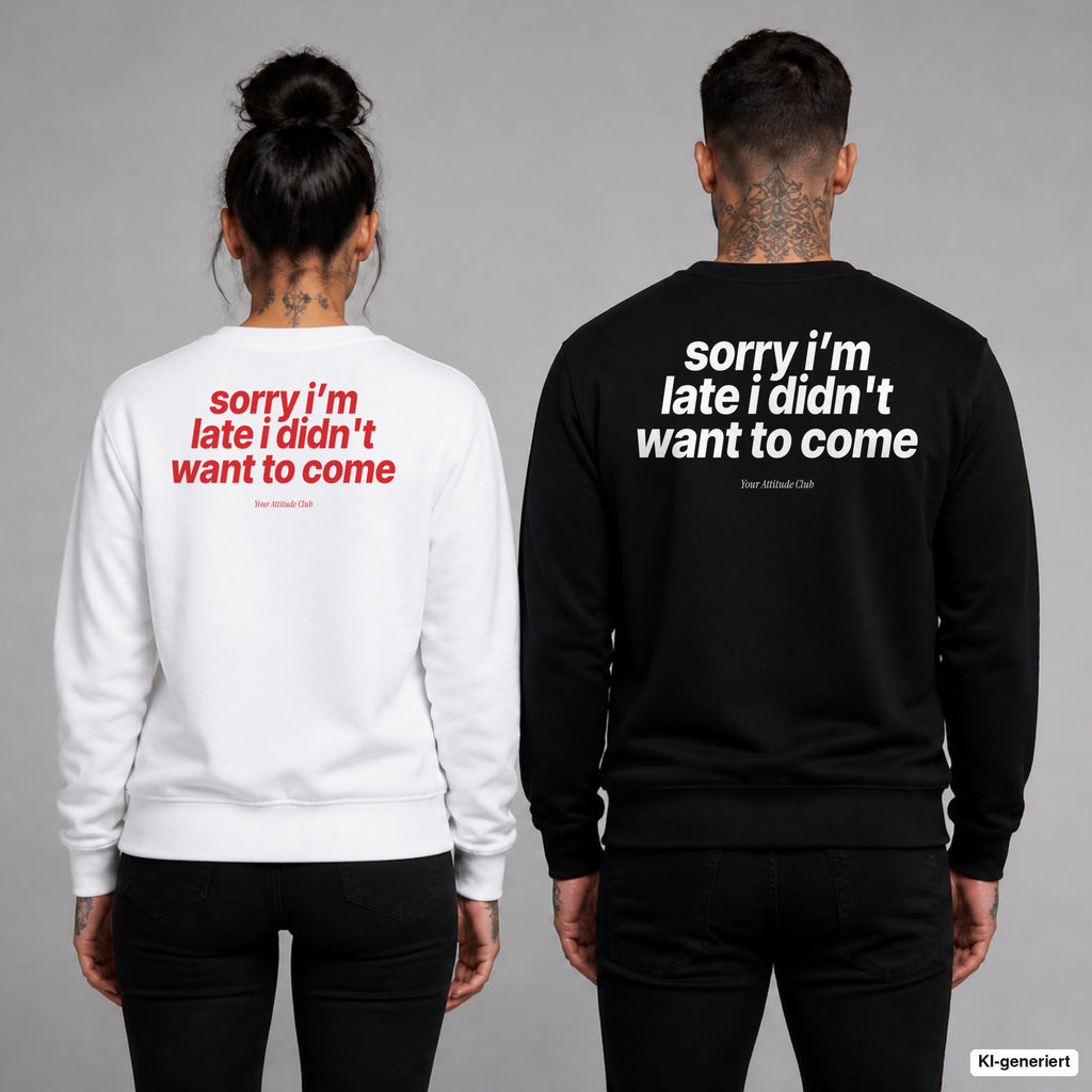 Sorry I’m late, I didn’t want to come – Pullover mit Backprint, Frau in Weiß mit rotem und Mann in Schwarz mit weißem Aufdruck