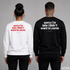 Sorry I’m late, I didn’t want to come – Pullover mit Backprint, Frau in Weiß mit rotem und Mann in Schwarz mit weißem Aufdruck