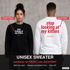 Stop looking at my kitties – Pullover wahlweise mit Front- oder Backprint, Paar vor Betonwand