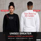 Your mum is my cardio – Pullover wahlweise mit Front- oder Backprint, Paar vor Betonwand