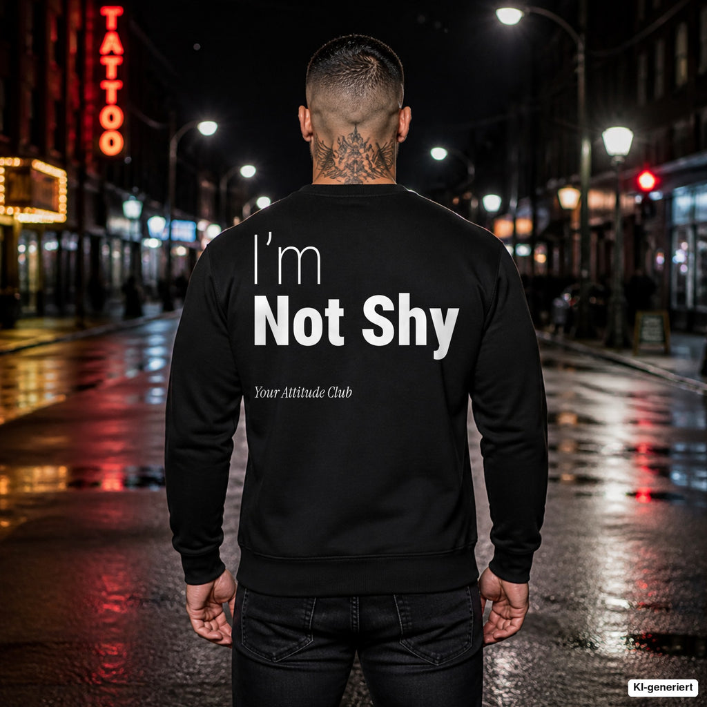 I’m not shy – schwarzer Pullover mit weißem Backprint, Herren in der Stadt bei Nacht