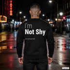 I’m not shy – schwarzer Pullover mit weißem Backprint, Herren in der Stadt bei Nacht