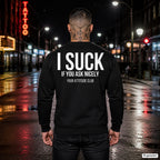 I suck if you ask nicely – schwarzer Pullover mit weißem Backprint, Herren in der Stadt bei Nacht