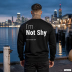 I’m not shy – schwarzer Pullover mit weißem Backprint, Herren am Hafen